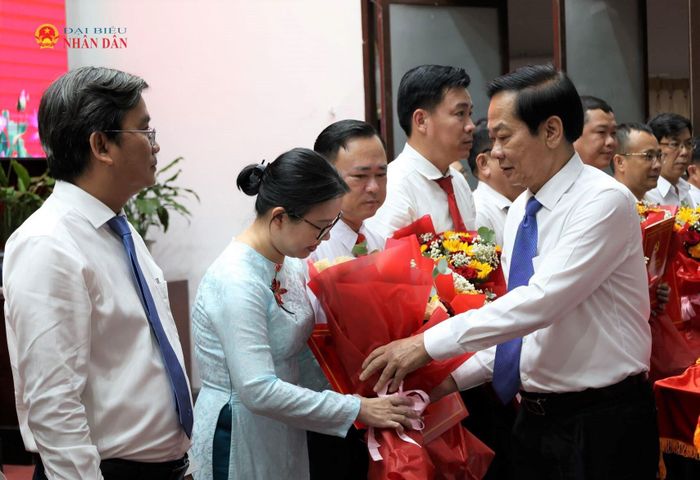 Bí thư Thành ủy Cần Thơ Đỗ Thanh Bình trao quyết định và tặng hoa chúc mừng các cán bộ vừa được điều động, phân công giữ chức vụ mới