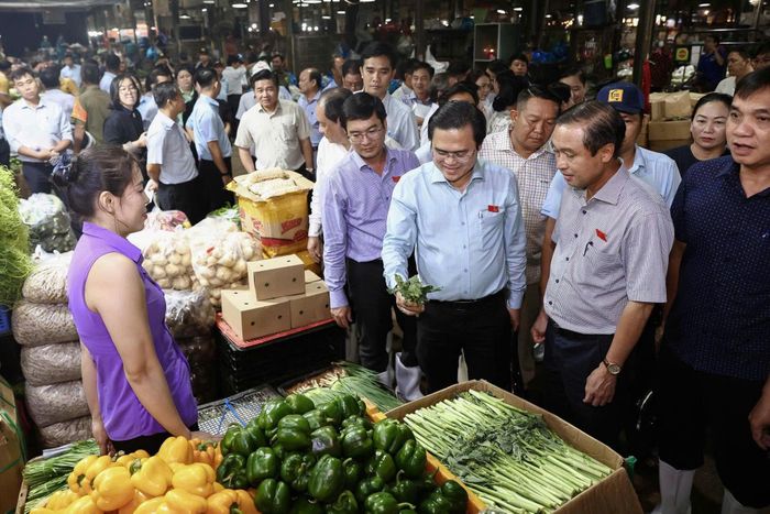 Đoàn giám sát chỉ ra nhiều "điểm nghẽn" trong kiểm soát chuỗi cung ứng thực phẩm. Ảnh: L.P