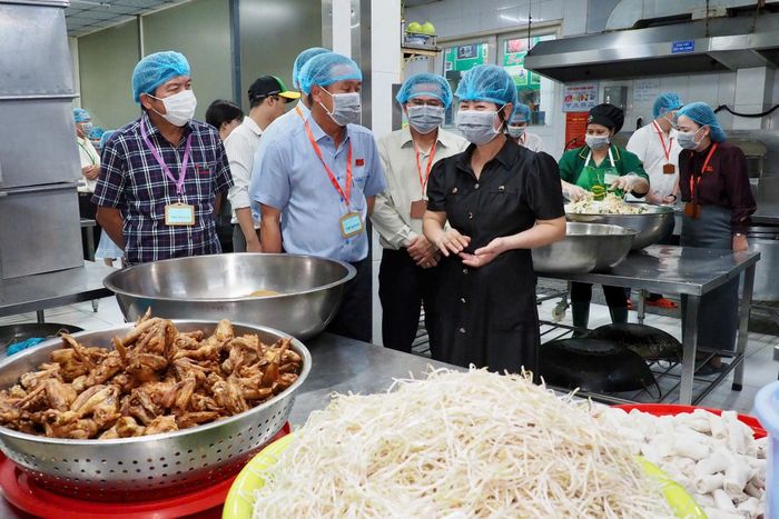 Thành viên Đoàn giám sát kiểm tra tại Công ty TNHH MTV Suất ăn công nghiệp Tú Anh. Ảnh: L.P