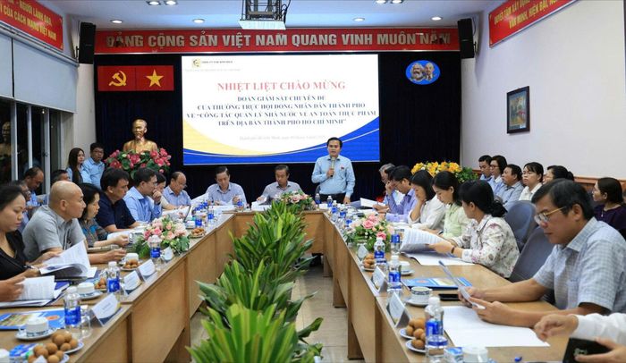 Đoàn giám sát làm việc sau khi khảo sát thực tế tại Chợ đầu mối nông sản thực phẩm Bình Điền. Ảnh: L.P