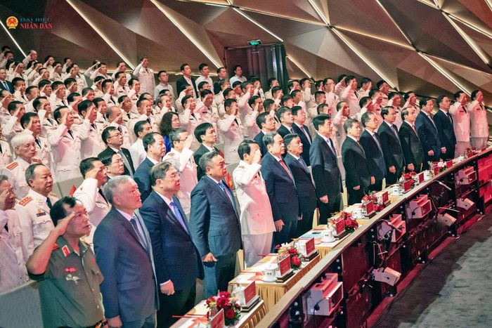 Chủ tịch Quốc hội Trần Thanh Mẫn và các đại biểu thực hiện nghi thức chào cờ
