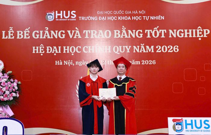 Minh Quân trong lễ trao bằng tốt nghiệp tại HUS. Ảnh: NVCC