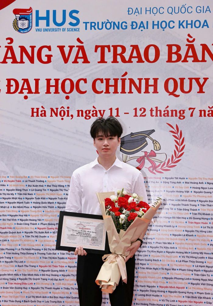Hoàng Minh Quân đã khép lại hành trình đại học bằng thành tích GPA 3,73/4,0, tốt nghiệp loại Xuất sắc và đứng đầu lớp Hóa học hệ chuẩn. Ảnh