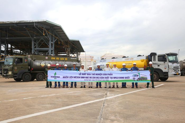 BSR xuất bán lô nhiên liệu Diesel sinh học B5 đầu tiên từ Nhà máy Lọc dầu Dung Quất. Ảnh BSR