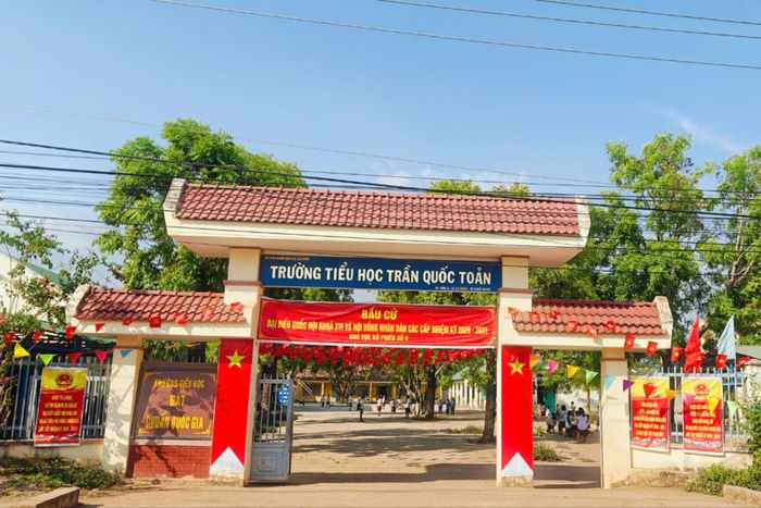 Chính sách được áp dụng đối với bốn trường phổ thông nội trú tại các xã biên giới đất liền và Trường Phổ thông nội trú liên cấp Tiểu học và THCS Ea Rốk