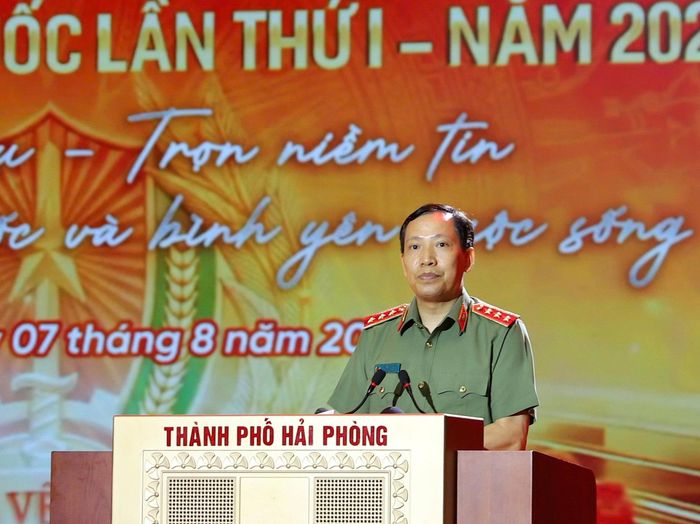 Thứ trưởng Bộ Công an, Trưởng Ban Chỉ đạo Hội thi toàn quốc, Thượng tướng Lê Văn Tuyến phát biểu khai mạc chung kết hội thi. Ảnh: Chuyên đề ANHP