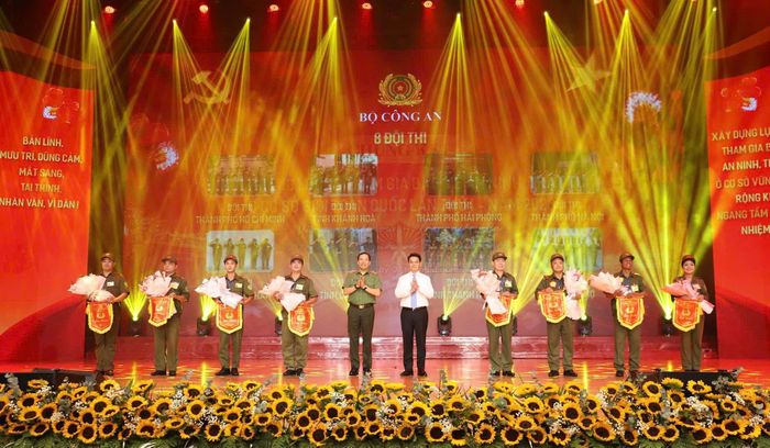 Thứ trưởng Bộ Công an, Thượng tướng Lê Văn Tuyến; Bí thư Thành ủy Lê Ngọc Châu trao cờ lưu niệm và tặng hoa chúc mừng các đội tuyển tham dự chung kết hội thi. Ảnh: Chuyên đề ANHP