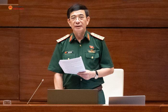 Phó Thủ tướng, Bộ trưởng Bộ Quốc phòng, Đại tướng Phan Văn Giang phát biểu giải trình, làm rõ một số vấn đề đại biểu Quốc hội nêu. Ảnh: Phạm Thắng