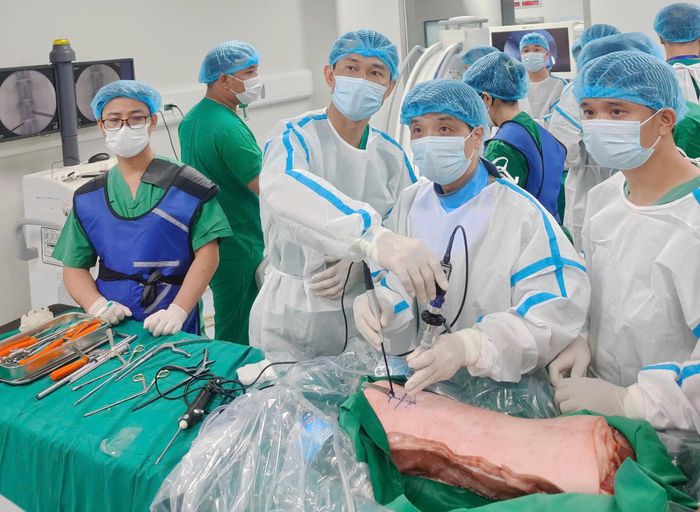 Dưới sự hướng dẫn trực tiếp của các chuyên gia, học viên được tiếp cận quy trình thực hiện Phẫu thuật nội soi cột sống một cách bài bản