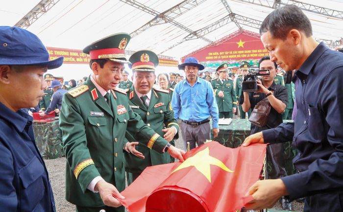Ngày 14/7, TP. Đồng Nai tiến hành đợt khai quật, tìm kiếm quy mô lớn tại khu vực xã Minh Đức. Đến nay, Đội K72 đã tìm thấy 26 hài cốt liệt sĩ, cùng nhiều di vật, kỷ vật có giá trị phục vụ việc xác minh danh tính.. Ảnh: Văn Dũng