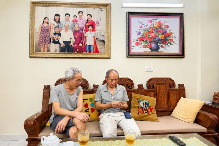 Những người bạn của liệt sĩ Lê Văn Duẩn đều có mặt trong bức ảnh được chụp năm 1968 xúc động khi tìm manh mối về người bạn của mình đã hy sinh hơn nửa thế kỷ trước. Ảnh: Gia đình cung cấp