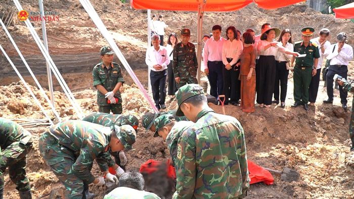 Thứ trưởng Bộ Công Thương Phan Thị Thắng thăm, động viên và nghe báo cáo tình hình, kết quả thực hiện nhiệm vụ tại công viên Lê Thị Riêng. Ảnh: Hoa Lê