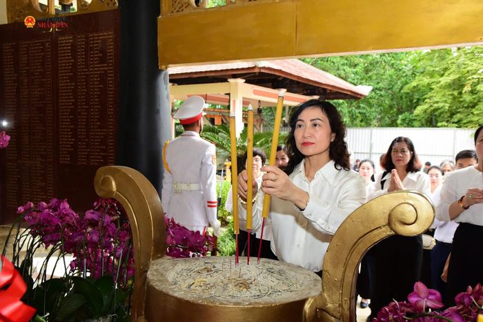 Thứ trưởng Bộ Công Thương Phan Thị Thắng dâng hương tưởng nhớ các anh hùng liệt sĩ. Ảnh: Hoa Lê