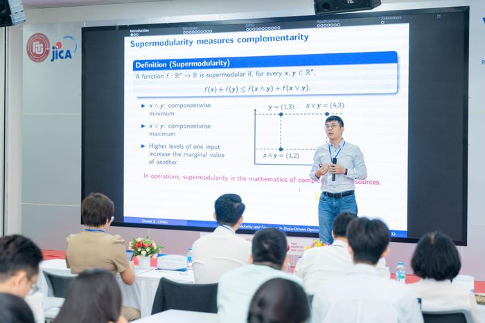 Bài trình bày của GS. Daniel Zhuoyu Long với chủ đề “Supermodularity and Structure in Data-Driven Optimization under Uncertainty”. Ảnh: Thùy Dương