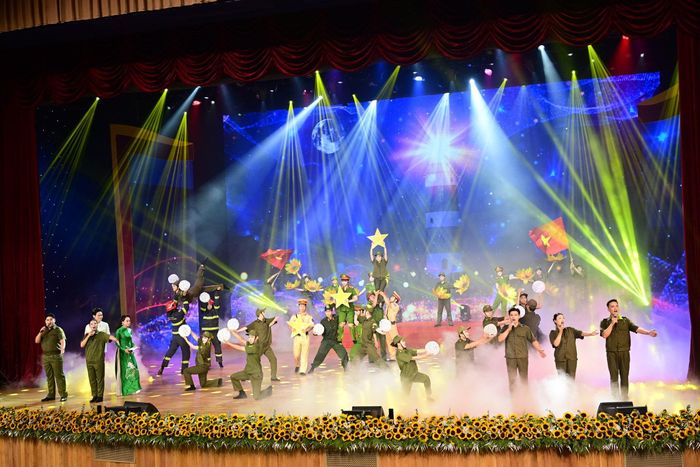 Văn nghệ chào mừng (Ảnh: Công an Hải Phòng)