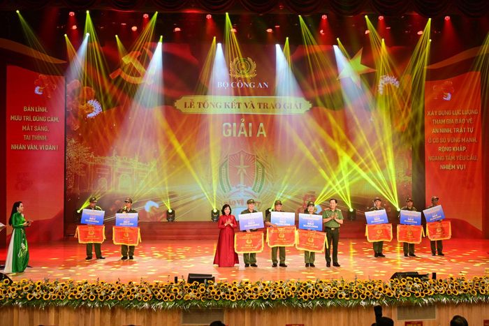 Chủ tịch Ủy ban Trung ương MTTQ Việt Nam Bùi Thị Minh Hoài và Thứ trưởng Bộ Công an Thượng tướng Lê Văn Tuyến trao giải A cho cho các đội có phần thi xuất sắc nhất tham gia hội thi (Ảnh: Công an Hải Phòng)