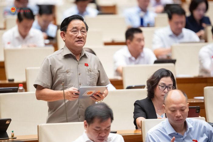 ĐBQH Trần Quốc Tuấn (Vĩnh Long) phát biểu. Ảnh: Phạm Thắng