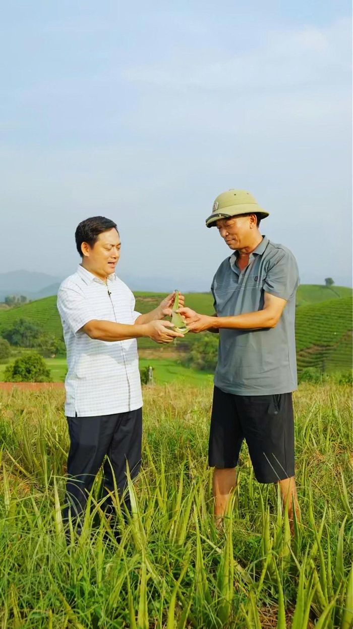 Bí thư Đảng ủy, Chủ tịch HĐND xã Long Cốc Nguyễn Hoàng Trung trò chuyện cùng một người dân địa phương trong quá trình ghi hình, tìm kiếm những câu chuyện đời thường để đưa vào các sản phẩm truyền thông về Long Cốc.