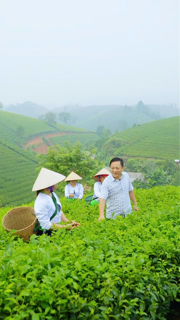Bí thư Đảng ủy, Chủ tịch HĐND xã Long Cốc Nguyễn Hoàng Trung gặp gỡ, lắng nghe và đồng hành cùng người dân địa phương để kể câu chuyện chân thực nhất về quê hương.