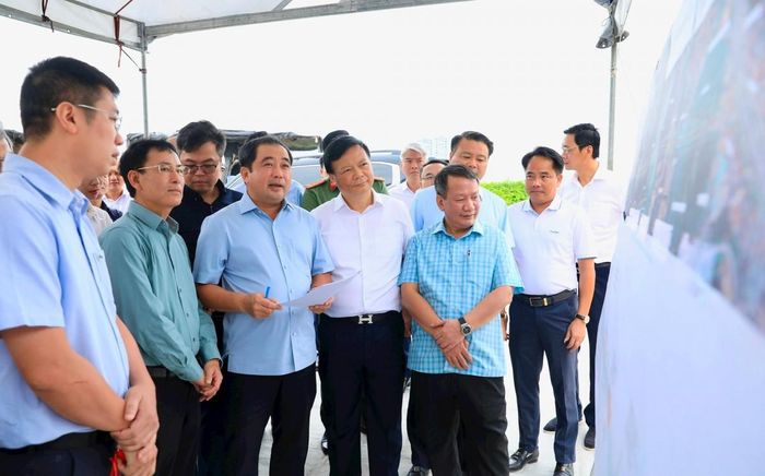 Bí thư Thành ủy Trần Đức Thắng cùng Đoàn công tác kiểm tra thực địa Dự án xây dựng tuyến đường kết nối đường Pháp Vân - Cầu Giẽ với đường Vành đai 3. Ảnh: Hanoi.gov.