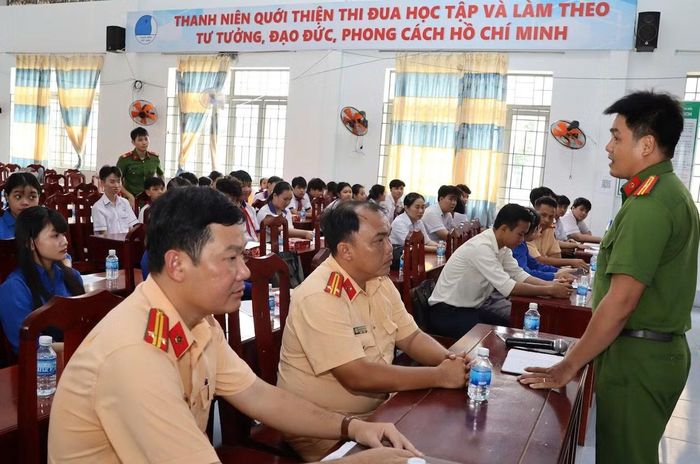Công an xã Quới Thiện tuyên truyền pháp luật, nâng cao ý thức cảnh giác của người dân đối với tội phạm và vi phạm pháp luật về ma túy.