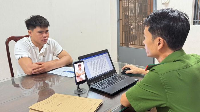 Cán bộ điều tra làm việc với đối tượng Dương Đại Long.