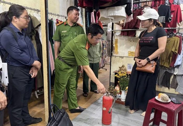 Cảnh sát PCCC hướng dẫn tiểu thương cách bảo quản, sử dụng bình chữa cháy.