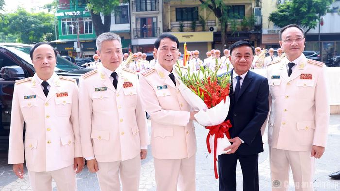 Thường trực Ban Bí thư Trần Cẩm Tú đón nhận đóa hoa tươi thắm từ các đồng chí trong Đảng ủy Công an Trung ương, lãnh đạo Bộ Công an.