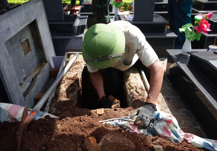 Việc lấy mẫu giám định ADN được thực hiện một cách thận trọng.