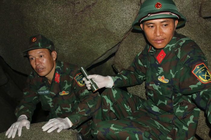 Để đến được địa điểm cất bốc hài cốt liệt sĩ, cán bộ, chiến sĩ phải luồn mình qua nhiều cửa hẹp, hang sâu.