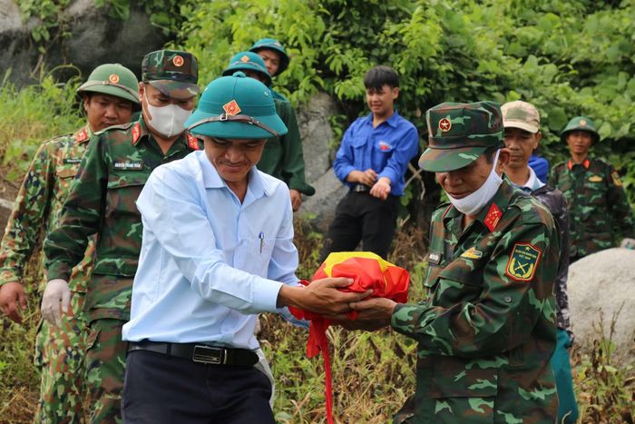 Chính quyền địa phương cùng Đội K51 tiến hành cất bốc, đưa hài cốt liệt sĩ về an táng theo quy định.