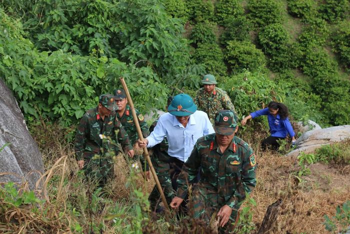 Đoàn công tác băng qua những con dốc thẳng đứng.