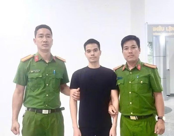 Phan Hữu Hiếu vừa đến đầu thú tại Văn phòng Cơ quan CSĐT Công an TP Huế.