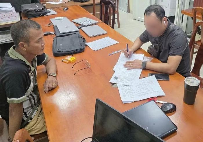 Đối tượng truy nã Hồ Viết Huấn bị Công an TP Huế bắt giữ khi đang lẩn trốn tại phường Cầu Giấy, Hà Nội.