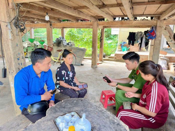 Cán bộ Công an đến tận nơi hướng dẫn người dân kích hoạt định danh điện tử VNeID mức 2.
