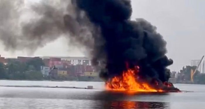 Sau tiếng nổ, đám cháy bùng phát và bao trùm toàn bộ tàu gỗ chở hàng tạp hóa.