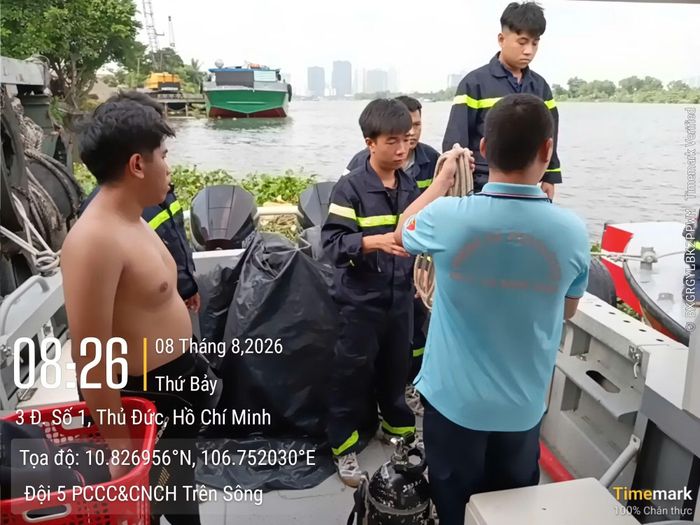 Các đơn vị chức năng tiến hành trục vớt tàu gỗ để xác định nguyên nhân.