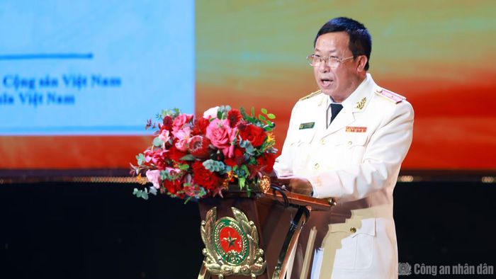 Thiếu tướng Nguyễn Công Bẩy, Phó Cục trưởng Cục Công tác chính trị trình bày Thư chúc mừng của Tổng Bí thư, Chủ tịch nước Tô Lâm gửi lực lượng Cảnh sát kinh tế.