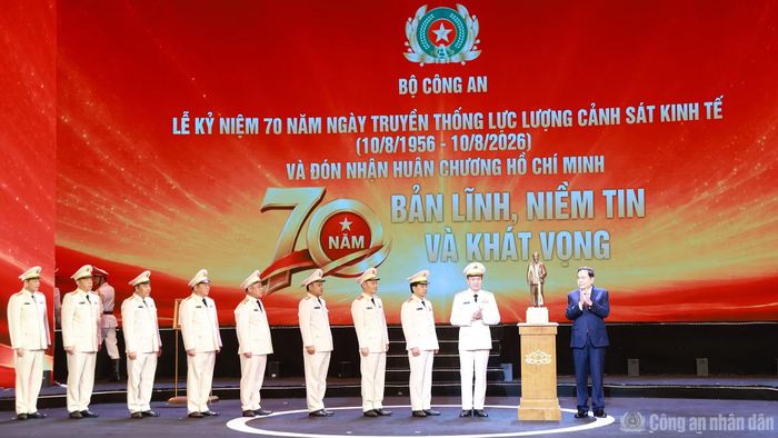 Thay mặt Tổng Bí thư, Chủ tịch nước Tô Lâm, Chủ tịch Quốc hội Trần Thanh Mẫn trao tặng lực lượng Cảnh sát kinh tế bức tượng Bác Hồ về thăm quê.