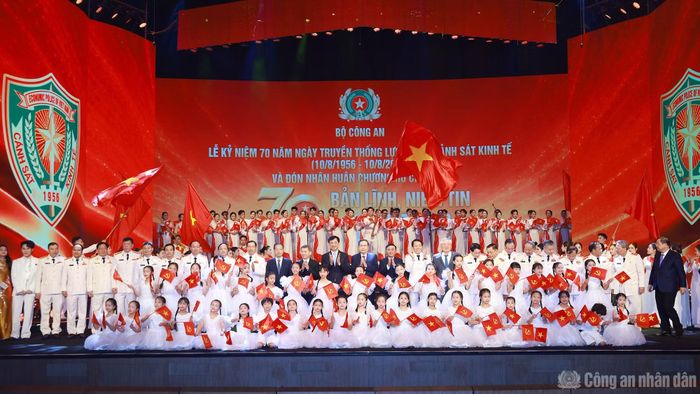 Chủ tịch Quốc hội Trần Thanh Mẫn, Thường trực Ban Bí thư Trần Cẩm Tú và các đại biểu dự Lễ kỷ niệm.