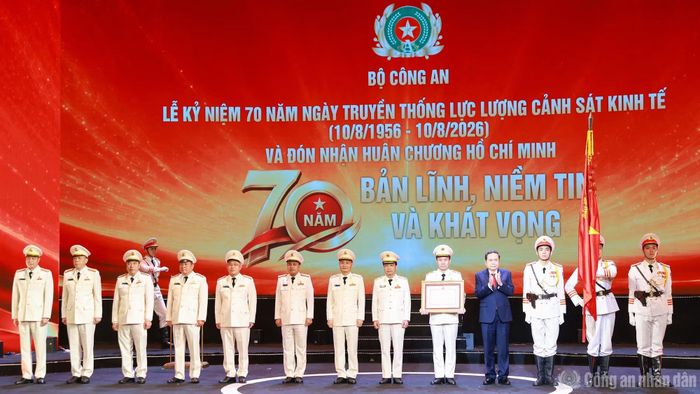 Thay mặt lãnh đạo Đảng, Nhà nước, Chủ tịch Quốc hội Trần Thanh Mẫn đã trao Huân chương Hồ Chí Minh tặng lực lượng Cảnh sát kinh tế.