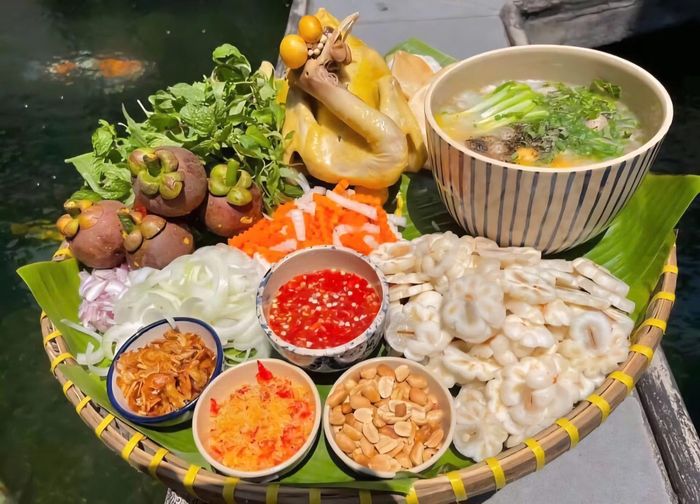 Món gỏi gà măng cụt tại các nhà vườn rất được nhiều du khách chọn thưởng thức vào mùa măng cụt.