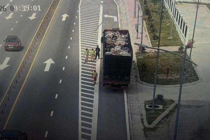 Khi bị CSGT truy chặn kiểm tra, trên rơ-moóc 36RM-037.12 của xe đầu kéo 36H-188.83 chở nhiều phế phẩm công nghiệp được thu gom dưới dạng phế liệu
