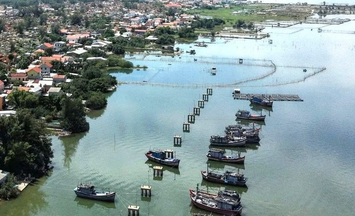 Một góc khu neo đậu tàu cá của ngư dân Thuận An nhìn từ trên cao.