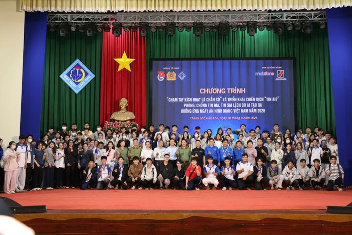 Các đại biểu và sinh viên tham dự hội thảo.