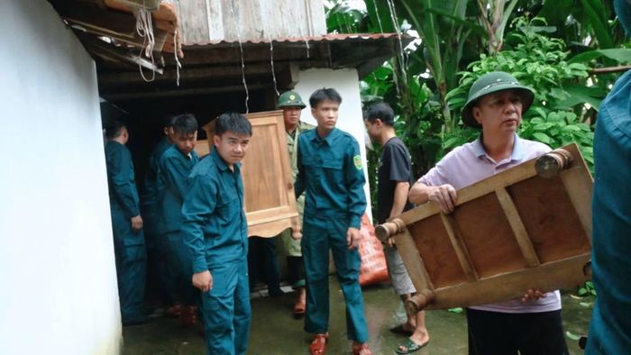 Chính quyền địa phương và lực lượng chức năng tổ chức di dời các hộ dân đến nơi an toàn.
