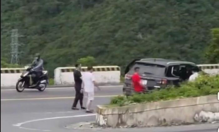 Hình ảnh ô tô 7 chỗ dừng giữa khúc cua trên đèo Hải Vân được chia sẻ trên mạng xã hội. (ảnh cắt từ clip)