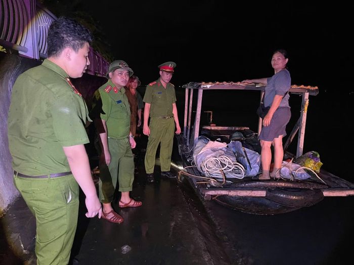 Đại uý Nguyễn Thành Công (đứng giữa) vận động và giúp người dân di dời tàu thuyền khi bão đổ bộ vào vùng biển Quảng Ninh.
