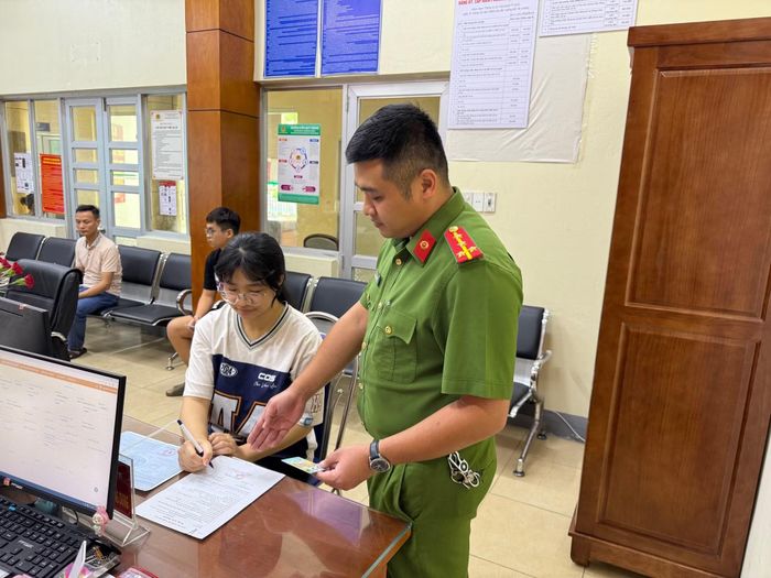 Hướng dẫn công dân làm thủ tục đăng ký giấy phép lái xe.