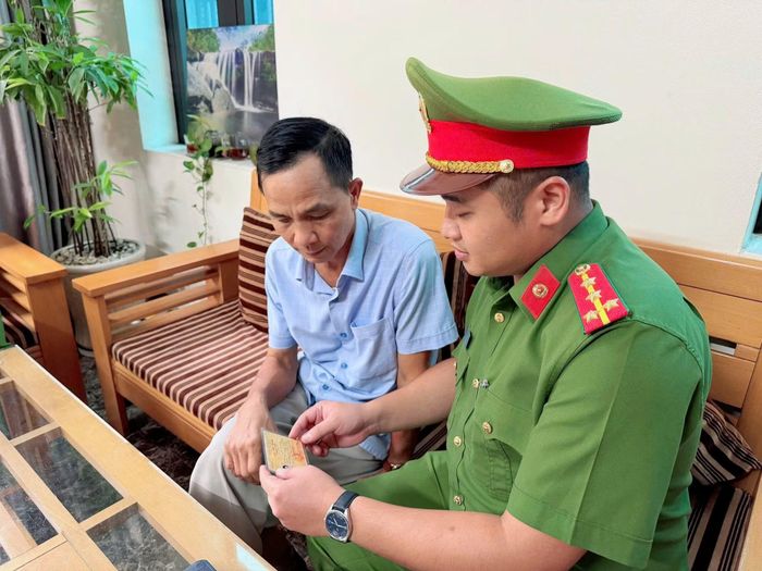 Đại uý Nguyễn Thành Công đến tận nhà hướng dẫn công dân thủ tục cấp đổi giấy phép lái xe vật liệu cũ (giấy bìa) sang vật liệu mới (thẻ nhựa PET).